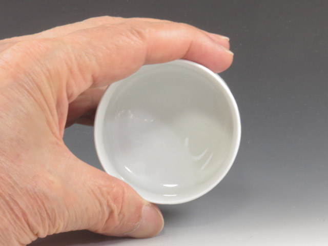 Imari-Yaki (Saga) Ogasawara Fujiemon-Gama Japanese sake cup (guinomi)  8IMA0054
